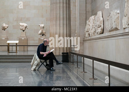 London. England. Artist skizzieren Abschnitt der Parthenon-fries (Elgin Marbles) in der duveen Gallery des British Museum. Parthenon Frieze (Elgi Stockfoto