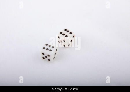 Zwei weiße Würfel Würfel, die Sechs auf weißem Hintergrund. Hohe Betrachtungswinkel mit Kopie Raum Stockfoto