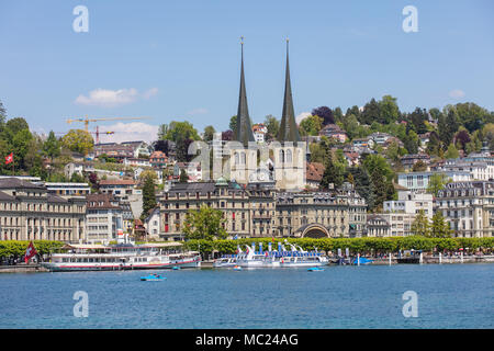 Luzern, Schweiz - 8 Mai, 2016: die Gebäude der Stadt am Vierwaldstätter See, Boote auf dem See. Luzern ist eine Stadt im Zentrum der Schweiz, es ist die c Stockfoto