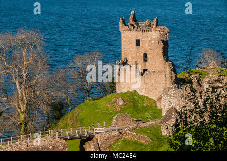 Sitzt neben Urquhart Castle Loch Ness in den Highlands von Schottland mit Blick auf den Urquhart Bay auf das Loch. Stockfoto