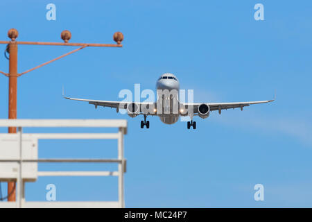 Airbus Passagier Flugzeug im Endanflug in Los Angeles International Airport LAX, Kalifornien, USA. Ein Ansatz Beleuchtung Gantry im Vordergrund. Stockfoto