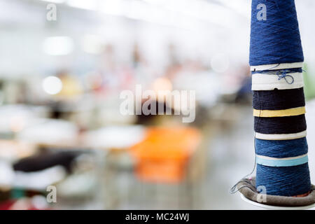 Wolle und Thema Spulen auf Schreibtisch Stockfoto