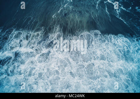 Luftaufnahme von Wellen im Meer und an der felsigen Küste. Stockfoto