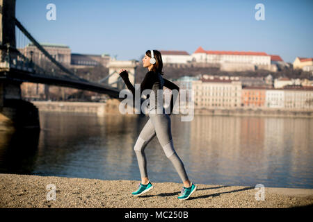 Frau in Sportkleidung auf Donau Promenade in Budapest, Ungarn Stockfoto