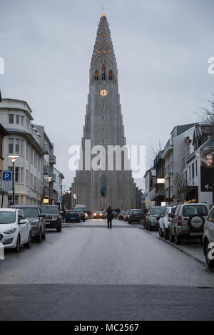 REYKJAVIK, Island - 11. FEBRUAR 2017: Kirche Hallgrimskirkja ab Skolavordustiger Straße am Nachmittag mit bewölktem Himmel gesehen Stockfoto