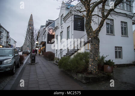 REYKJAVIK, Island - 11. FEBRUAR 2017: Kirche Hallgrimskirkja ab Skolavordustiger Straße am Nachmittag mit bewölktem Himmel gesehen Stockfoto