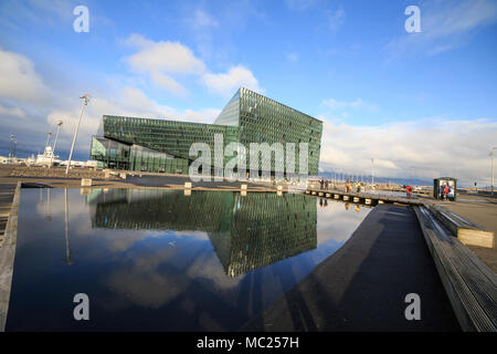 REYKJAVIK, Island - 13. FEBRUAR 2017: Äußere der Harpa Concert Hall in einem blauen Himmel, in Reykjavik, Island Stockfoto