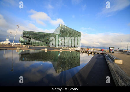 REYKJAVIK, Island - 13. FEBRUAR 2017: Äußere der Harpa Concert Hall in einem blauen Himmel, in Reykjavik, Island Stockfoto