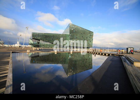 REYKJAVIK, Island - 13. FEBRUAR 2017: Äußere der Harpa Concert Hall in einem blauen Himmel, in Reykjavik, Island Stockfoto