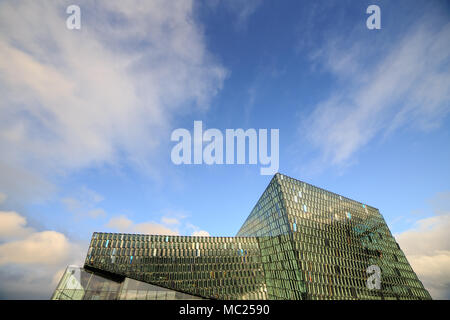 REYKJAVIK, Island - 13. FEBRUAR 2017: Äußere der Harpa Concert Hall in einem blauen Himmel, in Reykjavik, Island Stockfoto