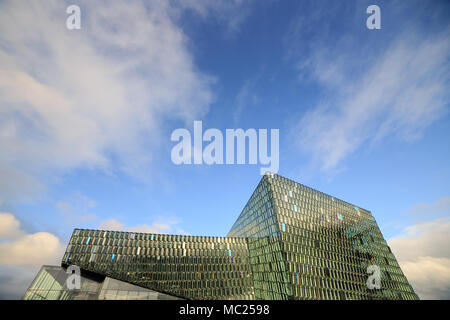 REYKJAVIK, Island - 13. FEBRUAR 2017: Äußere der Harpa Concert Hall in einem blauen Himmel, in Reykjavik, Island Stockfoto