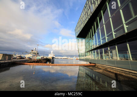 REYKJAVIK, Island - 13. FEBRUAR 2017: Äußere der Harpa Concert Hall in einem blauen Himmel, in Reykjavik, Island Stockfoto