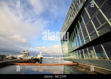 REYKJAVIK, Island - 13. FEBRUAR 2017: Äußere der Harpa Concert Hall in einem blauen Himmel, in Reykjavik, Island Stockfoto