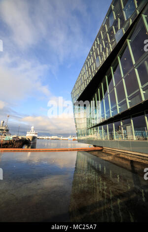 REYKJAVIK, Island - 13. FEBRUAR 2017: Äußere der Harpa Concert Hall in einem blauen Himmel, in Reykjavik, Island Stockfoto