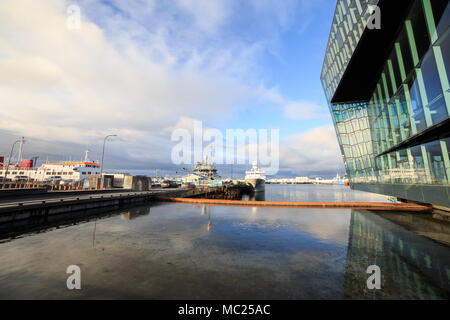 REYKJAVIK, Island - 13. FEBRUAR 2017: Äußere der Harpa Concert Hall in einem blauen Himmel, in Reykjavik, Island Stockfoto