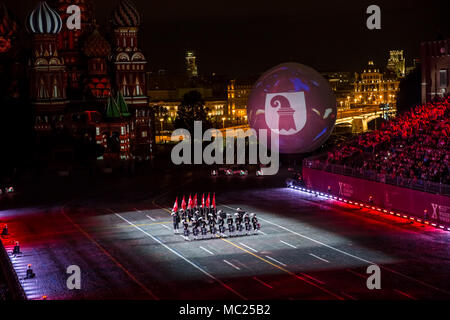 Leistung von Top Secret Drum Corps aus der Schweiz auf die internationale Military Tattoo Music Festival "Spasskaja Turm" in Moskau, Russland Stockfoto