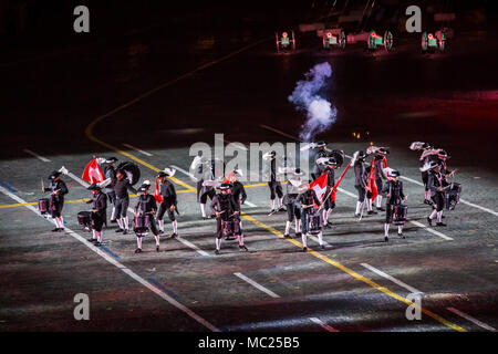 Leistung von Top Secret Drum Corps aus der Schweiz auf die internationale Military Tattoo Music Festival "Spasskaja Turm" in Moskau, Russland Stockfoto