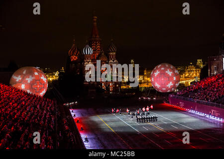 Leistung von Top Secret Drum Corps aus der Schweiz auf die internationale Military Tattoo Music Festival "Spasskaja Turm" in Moskau, Russland Stockfoto