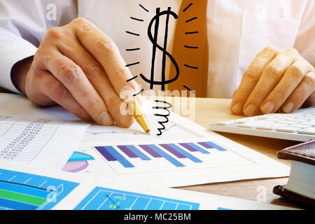 Gewinn-Konzept. Geschäftsmann analysieren Geschäft verdienen. Stockfoto