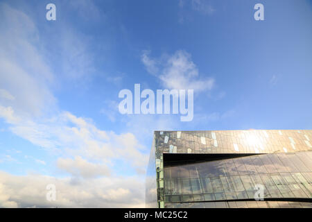 REYKJAVIK, Island - 13. FEBRUAR 2017: Äußere der Harpa Concert Hall in einem blauen Himmel, in Reykjavik, Island Stockfoto