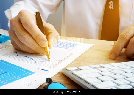 Manager analysieren Business Report und die Charts. Stockfoto
