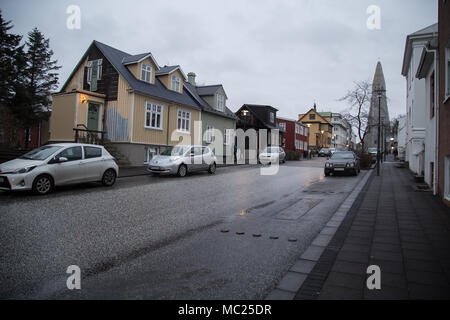 REYKJAVIK, Island - 11. FEBRUAR 2017: Kirche Hallgrimskirkja ab Skolavordustiger Straße am Nachmittag mit bewölktem Himmel gesehen Stockfoto