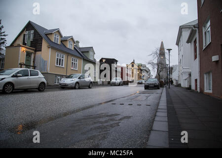 REYKJAVIK, Island - 11. FEBRUAR 2017: Kirche Hallgrimskirkja ab Skolavordustiger Straße am Nachmittag mit bewölktem Himmel gesehen Stockfoto