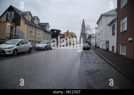 REYKJAVIK, Island - 11. FEBRUAR 2017: Kirche Hallgrimskirkja ab Skolavordustiger Straße am Nachmittag mit bewölktem Himmel gesehen Stockfoto