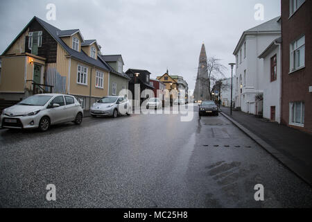 REYKJAVIK, Island - 11. FEBRUAR 2017: Kirche Hallgrimskirkja ab Skolavordustiger Straße am Nachmittag mit bewölktem Himmel gesehen Stockfoto