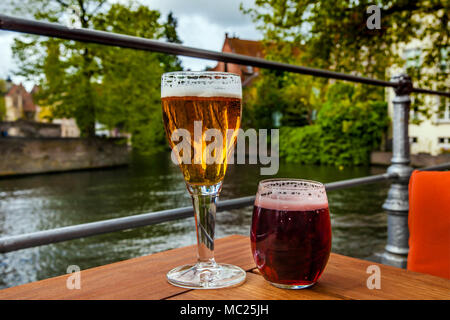 Zwei Gläser belgisches Bier steht auf dem Tisch Stockfoto