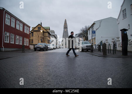 REYKJAVIK, Island - 11. FEBRUAR 2017: Kirche Hallgrimskirkja ab Skolavordustiger Straße am Nachmittag mit bewölktem Himmel gesehen Stockfoto