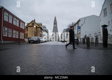 REYKJAVIK, Island - 11. FEBRUAR 2017: Kirche Hallgrimskirkja ab Skolavordustiger Straße am Nachmittag mit bewölktem Himmel gesehen Stockfoto