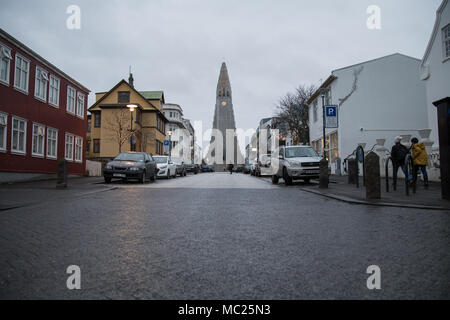 REYKJAVIK, Island - 11. FEBRUAR 2017: Kirche Hallgrimskirkja ab Skolavordustiger Straße am Nachmittag mit bewölktem Himmel gesehen Stockfoto