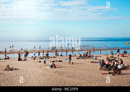 Sonnigen Tag am Strand in der Stadt Jurmala, Lettland Stockfoto