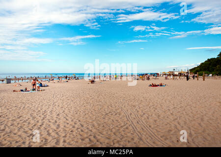 Sonnigen Tag am Strand in der Stadt Jurmala, Lettland Stockfoto
