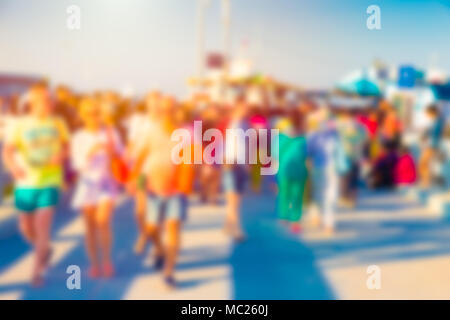 Blur touristische Wanderungen in leuchtend bunte sonnigen Tag am Strand Stockfoto