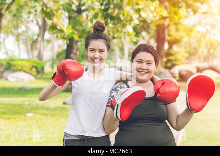 Zwei Freunde, die Boxen in den Park für Sport gesunde Aktivität und Diät Stockfoto