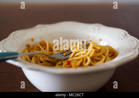Schüssel spaghetti Pasta mit Gabel oben Stockfoto