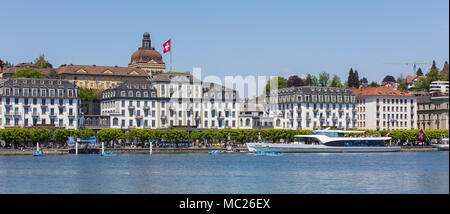 Luzern, Schweiz - 8 Mai, 2016: die Gebäude der Stadt entlang dem Vierwaldstättersee, Menschen in Booten auf dem See. Luzern ist eine Stadt im Zentrum der Schweiz. Stockfoto