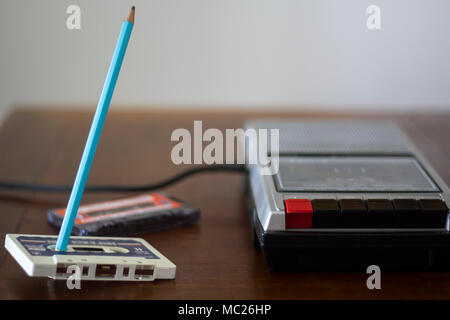 Vintage cassette Player Recorder und Kassette mit Bleistift auf Zurückspulen Stockfoto