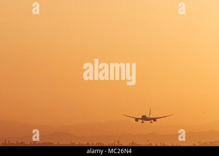 Boeing 787 Dreamliner im Endanflug zum Internationalen Flughafen Los Angeles, LAX, in der Morgendämmerung. Kalifornien, USA. Stockfoto