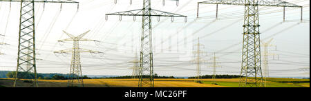 Viele Hochspannungsmasten für den Transport von Strom aus einem Kraftwerk Stockfoto