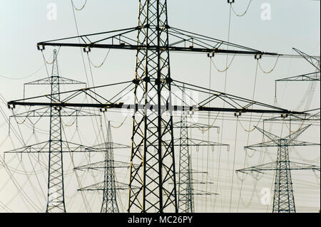 Viele Hochspannungsmasten für den Transport von Strom aus einem Kraftwerk Stockfoto