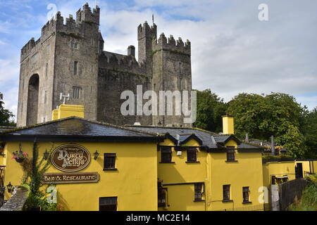 Village Inn und Hotel in Bunratty mit mittelalterlichen Burg im Hintergrund. Stockfoto