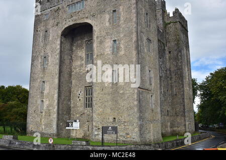 Mittelalterlichen steinernen Burg in den Gemäuern der Burg "Bunratty Castle in Irland an regnerischen Tag. Stockfoto