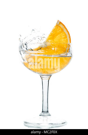 Wasser mit in Scheiben geschnittenen frischen Orange im Glas auf weißem Hintergrund Stockfoto