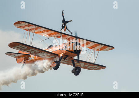 Breitling wing Walker auf Boeing Stearman SE-BOG Stockfoto