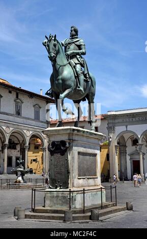 Piazza della Santissima Annunziata, Reiterstatue, der, Ferdinando I de' Medici, Großherzog von Toskana, Florenz, Toskana, Italien. Stockfoto