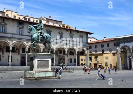 Piazza della Santissima Annunziata, Reiterstatue, der, Ferdinando I de' Medici, Großherzog von Toskana, Florenz, Toskana, Italien. Stockfoto