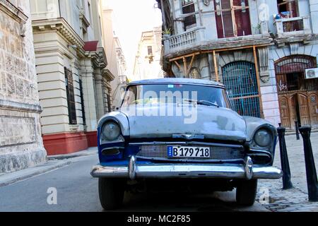 Die Front eines blauen Oldtimer mit einem kubanischen License Plate in den leeren Straßen von Havanna, Kuba Stockfoto